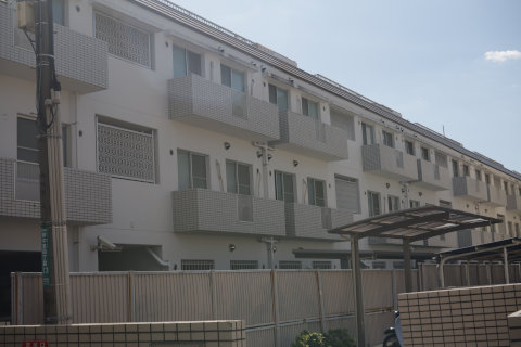 写真:逆光気味のマンション