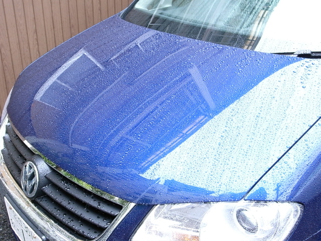 写真:雨をはじくボンネット